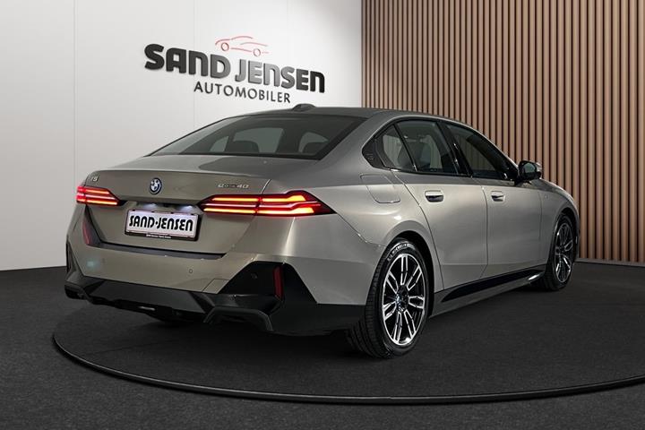 Grå BMW i5 fra 2025