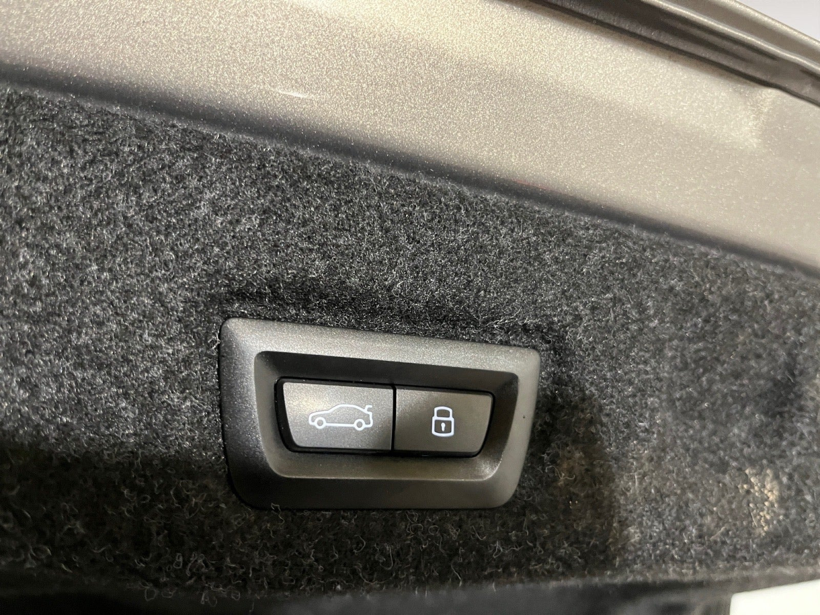 Grå BMW i5 fra 2025