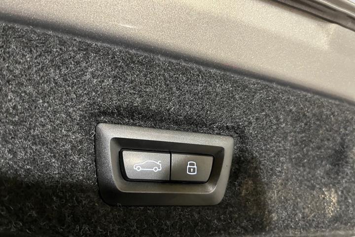 Grå BMW i5 fra 2025