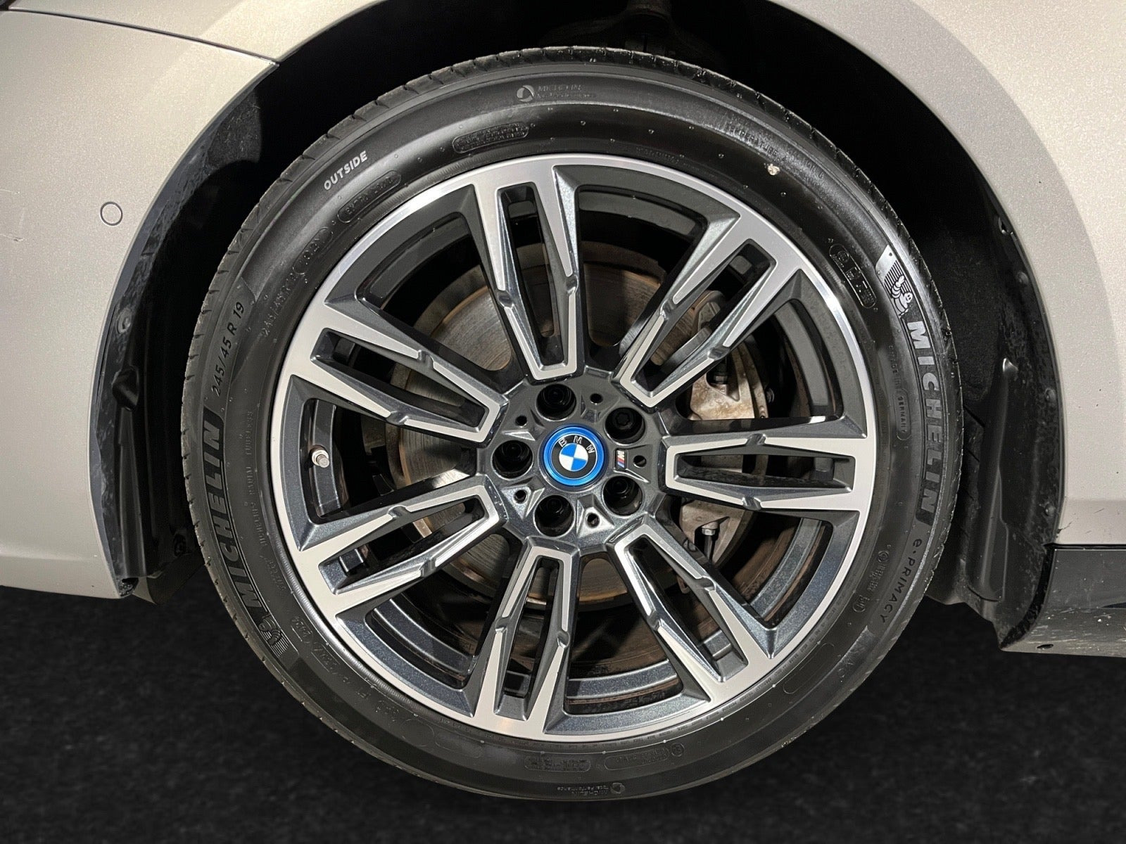 Grå BMW i5 fra 2025