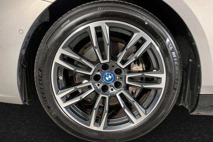 Grå BMW i5 fra 2025