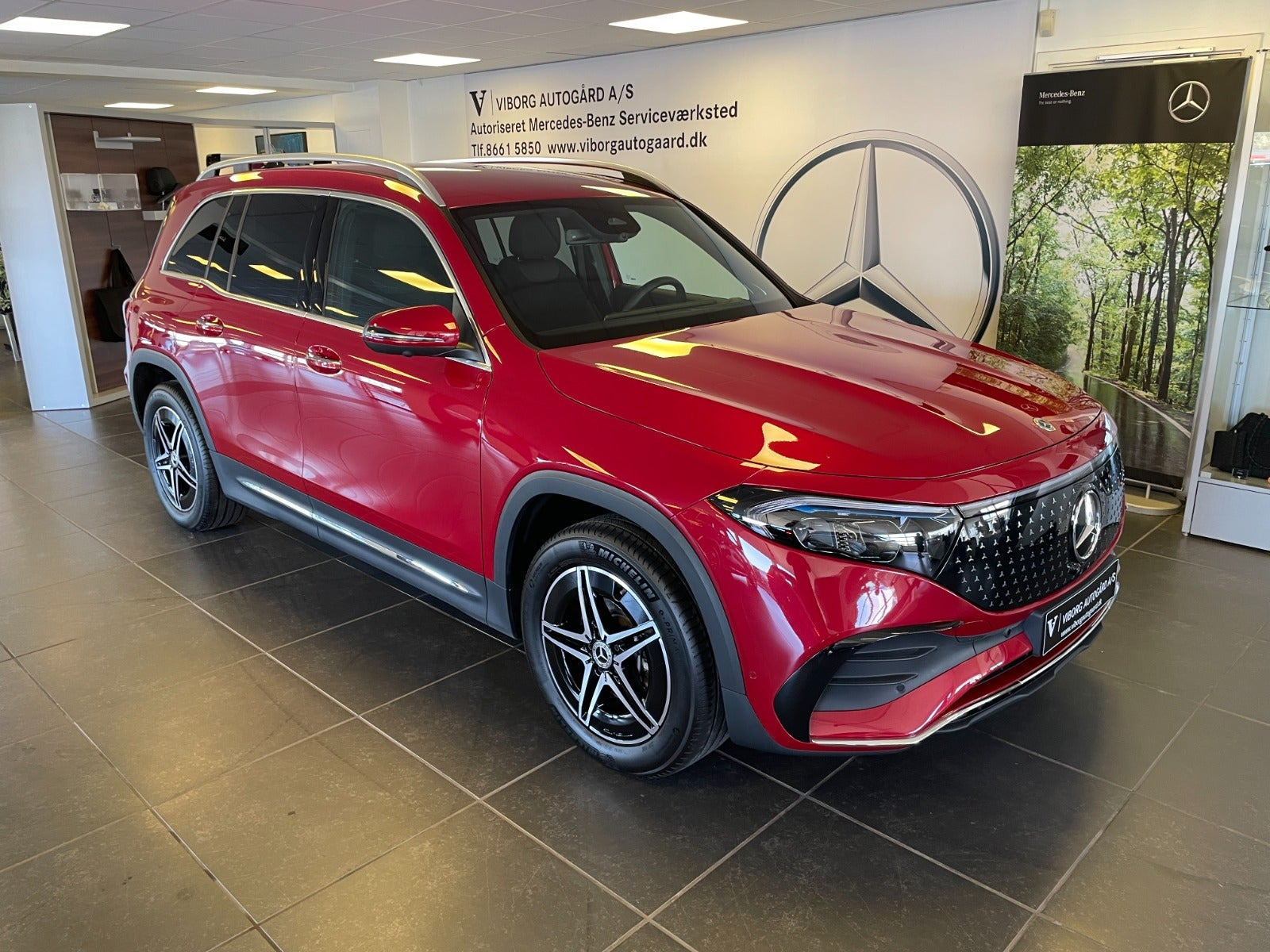 Rød Mercedes EQB250+ fra 2025
