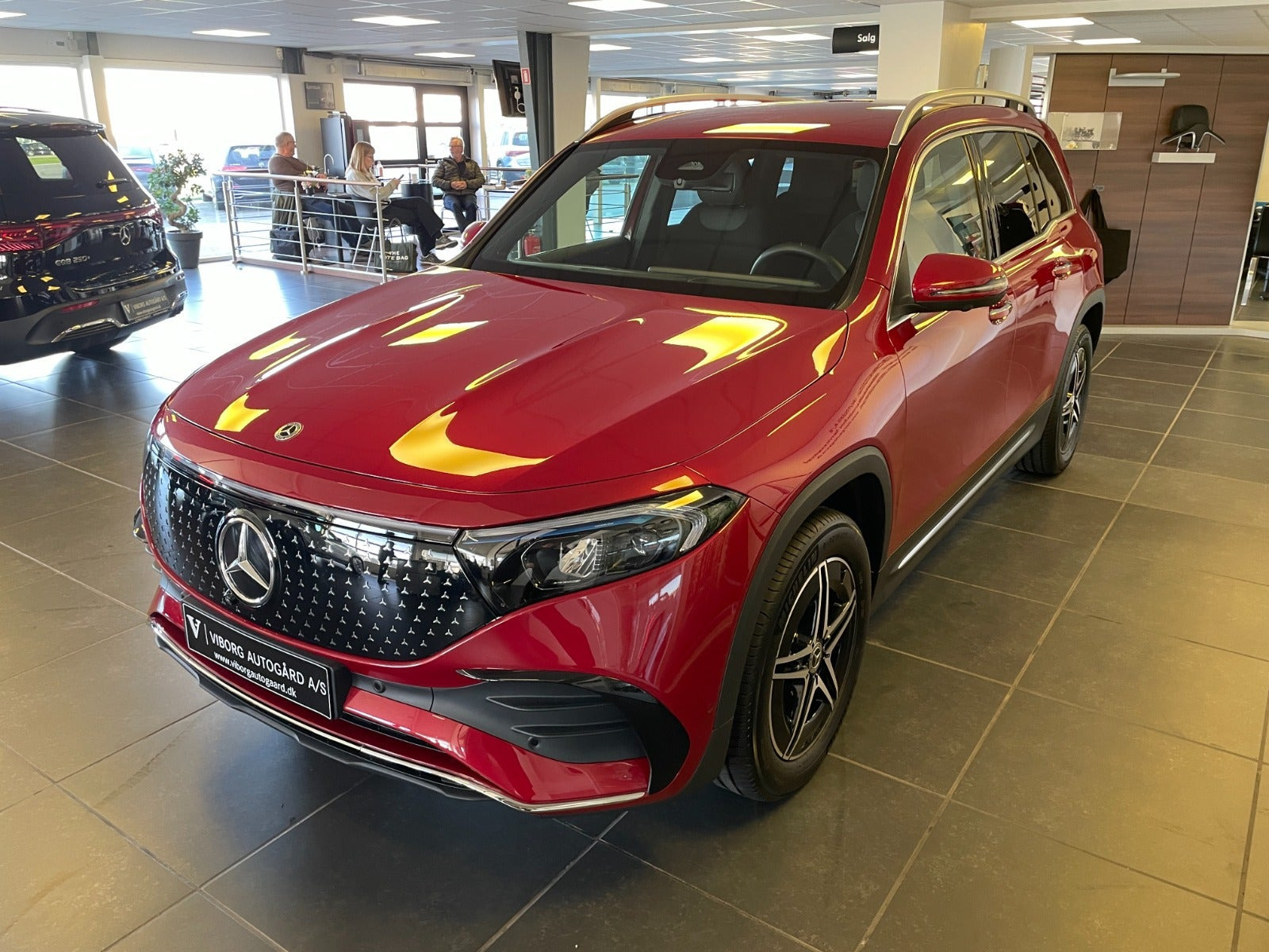 Rød Mercedes EQB250+ fra 2025