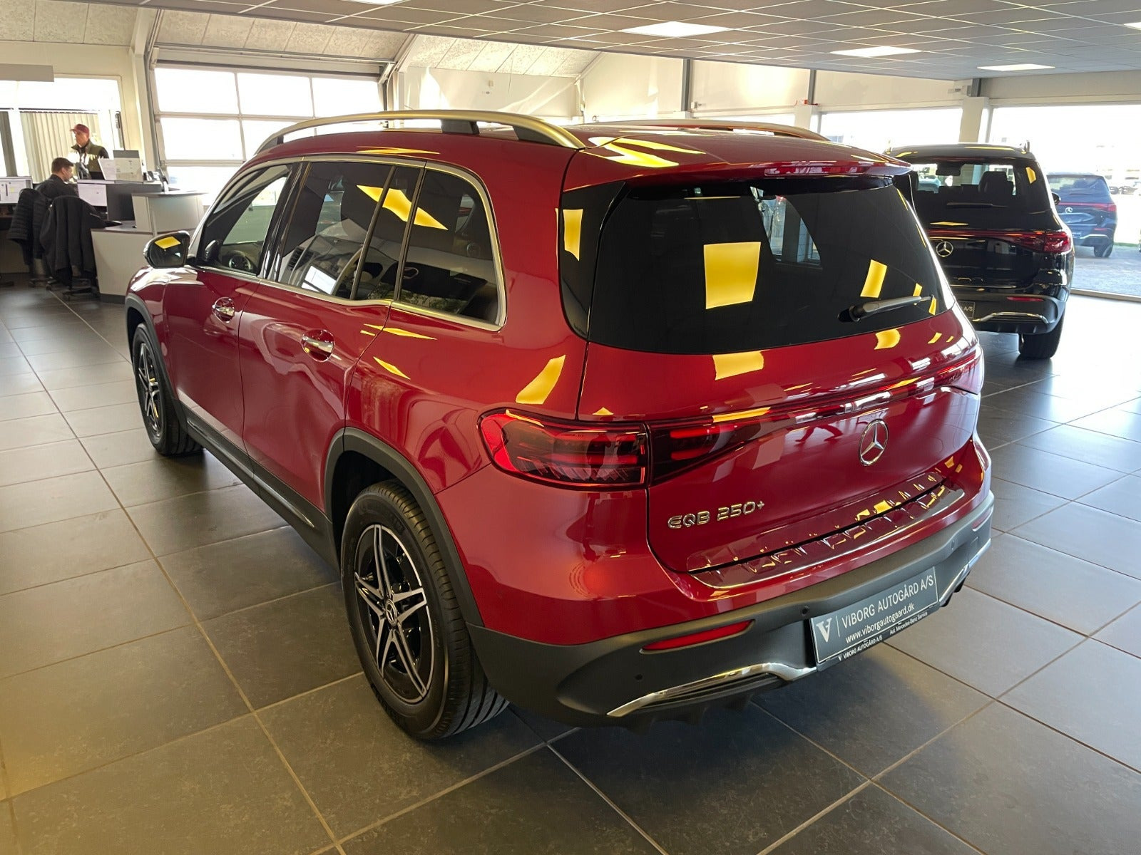 Rød Mercedes EQB250+ fra 2025