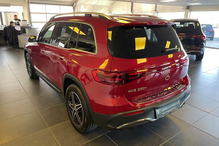 Rød Mercedes EQB250+ fra 2025