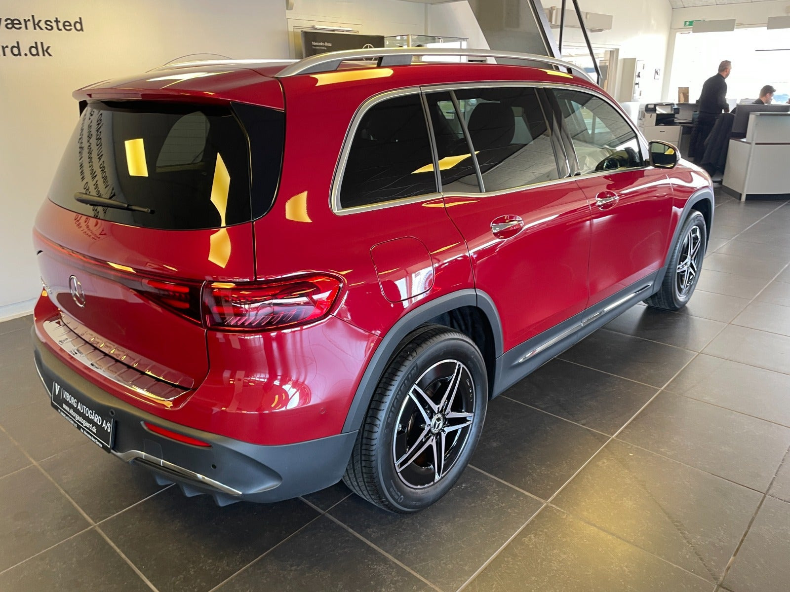 Rød Mercedes EQB250+ fra 2025