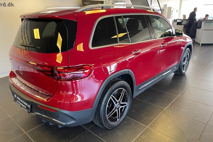 Rød Mercedes EQB250+ fra 2025