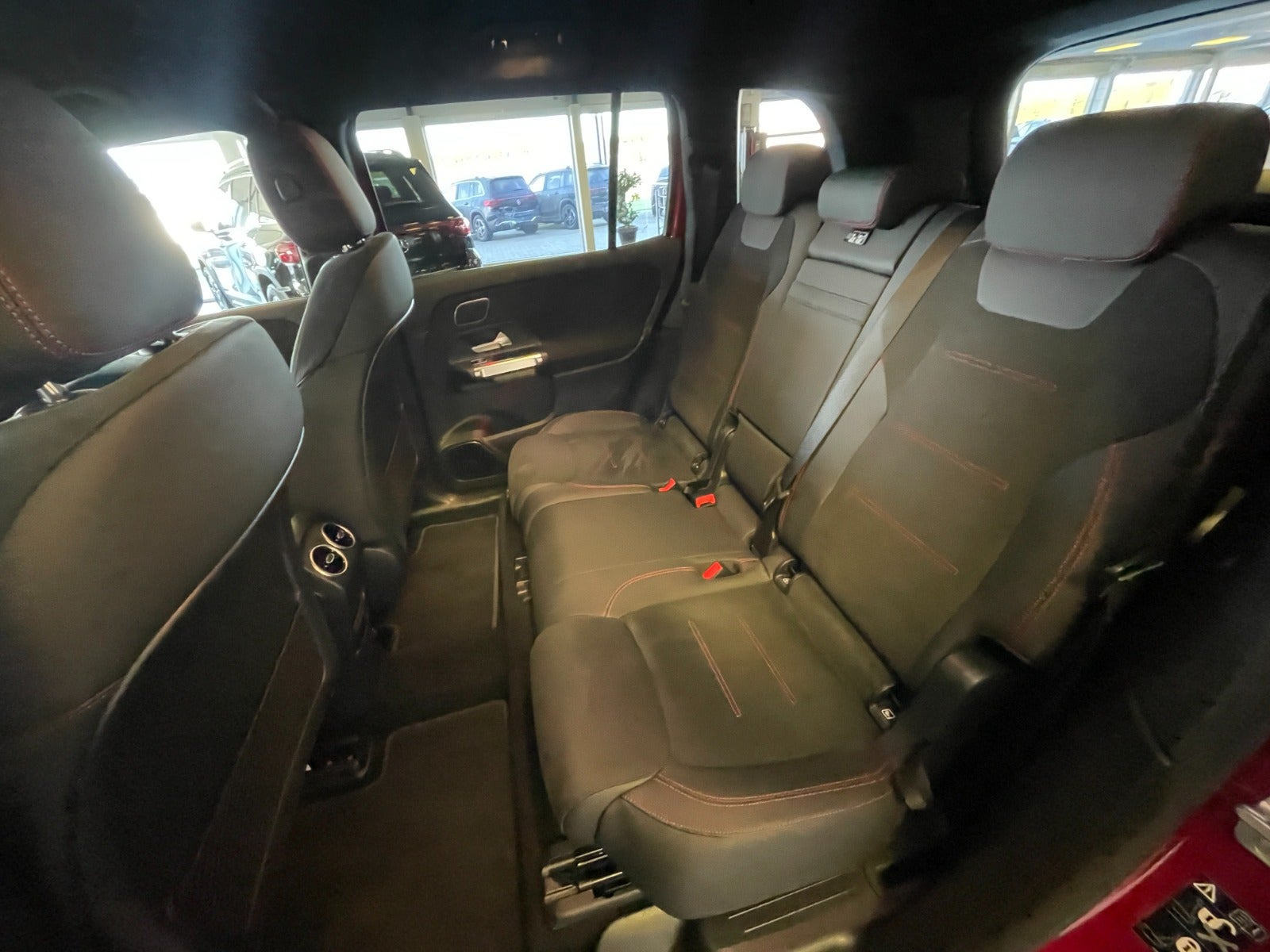 Rød Mercedes EQB250+ fra 2025