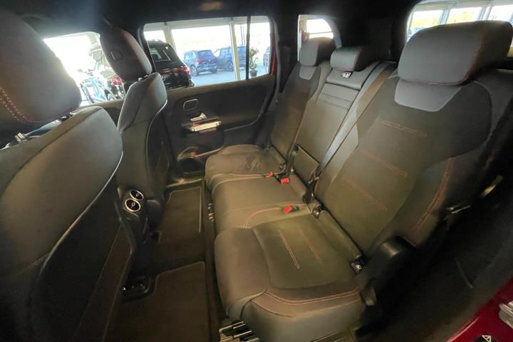 Rød Mercedes EQB250+ fra 2025