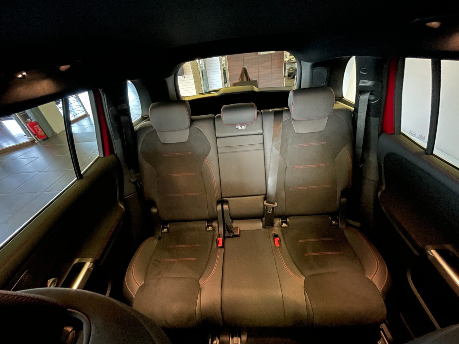 Rød Mercedes EQB250+ fra 2025