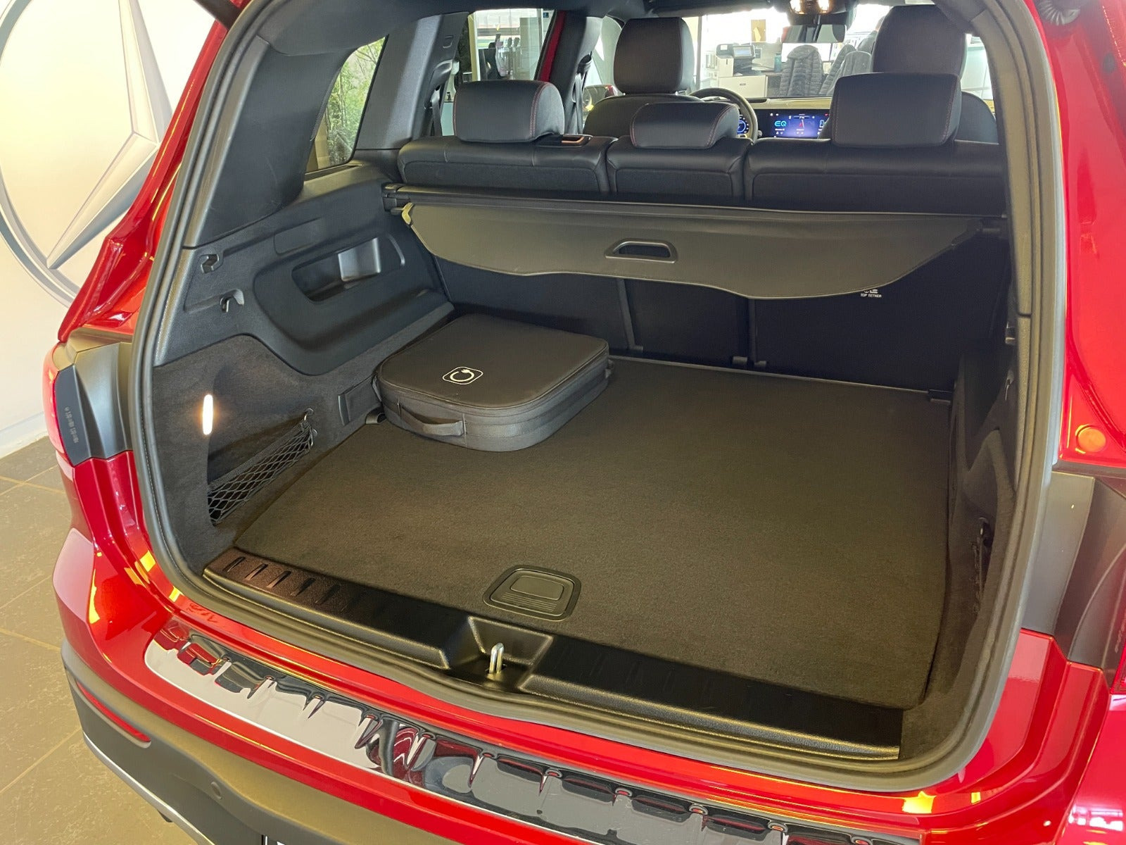 Rød Mercedes EQB250+ fra 2025