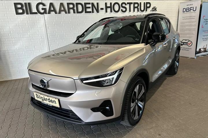 Beige Volvo XC40 fra 2023