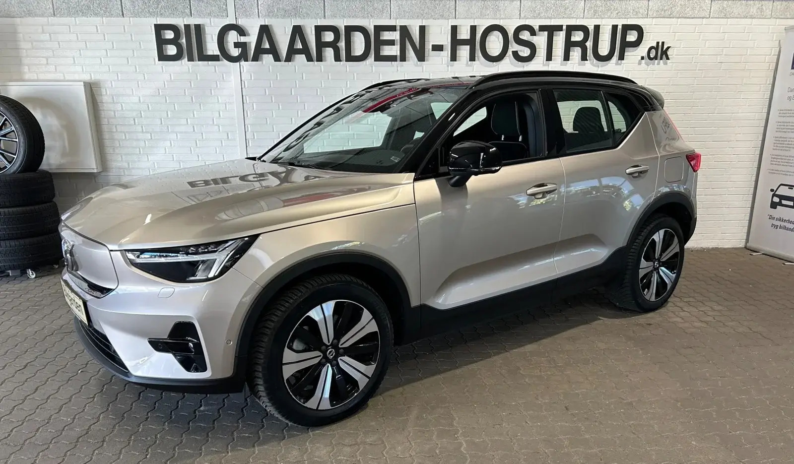 Beige Volvo XC40 fra 2023