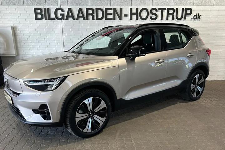 Beige Volvo XC40 fra 2023