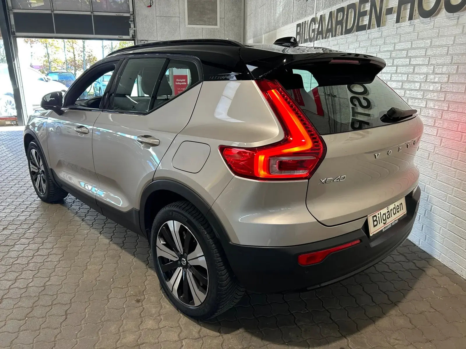 Beige Volvo XC40 fra 2023