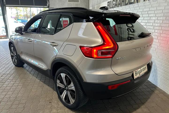 Beige Volvo XC40 fra 2023