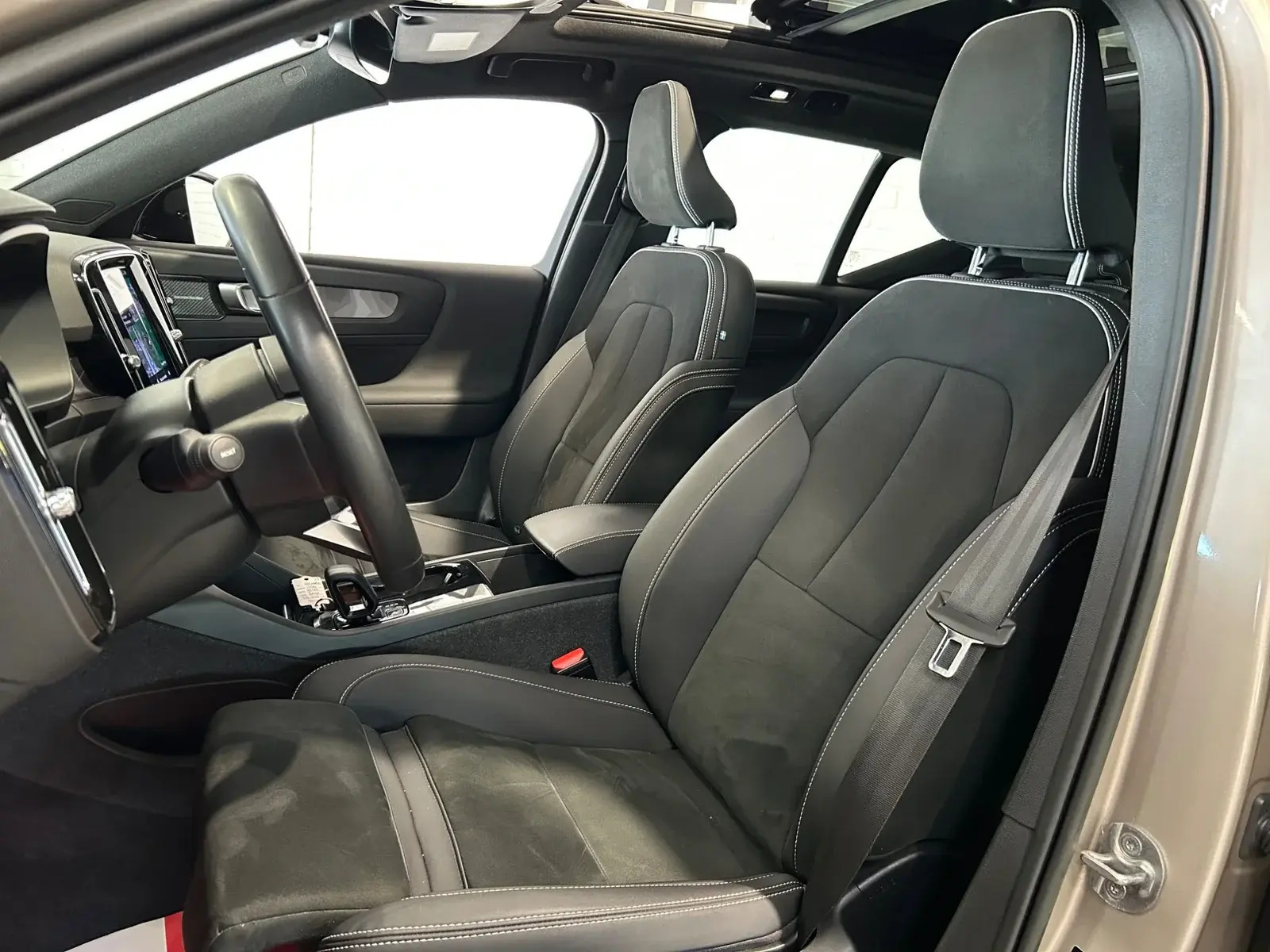 Beige Volvo XC40 fra 2023