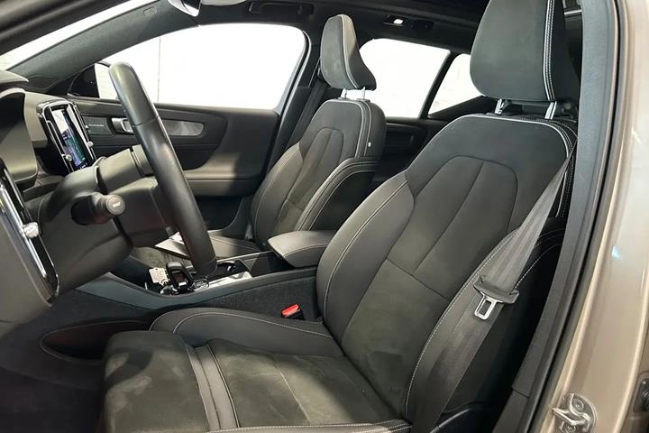 Beige Volvo XC40 fra 2023