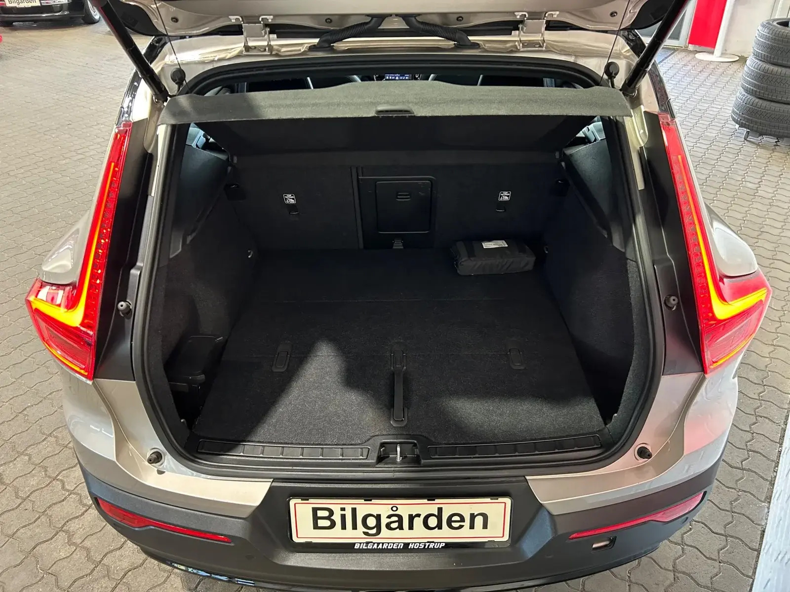Beige Volvo XC40 fra 2023