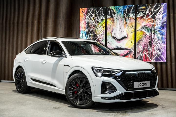 Hvid Audi Q8 e-tron fra 2023