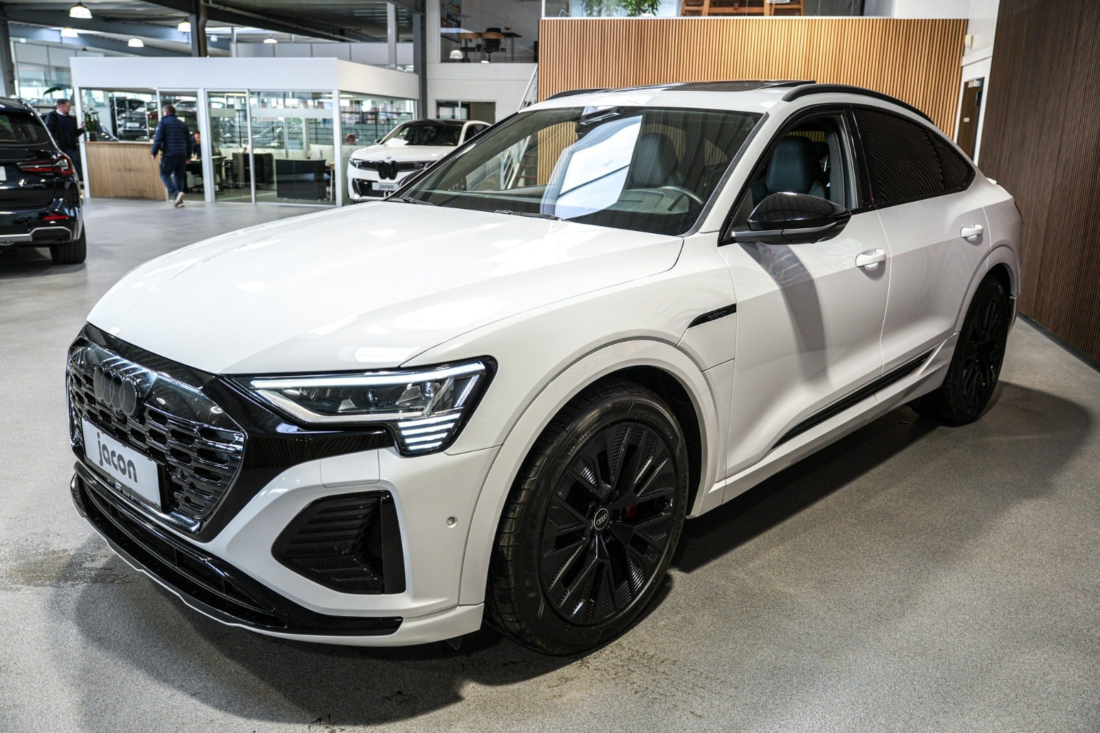 Hvid Audi Q8 e-tron fra 2023