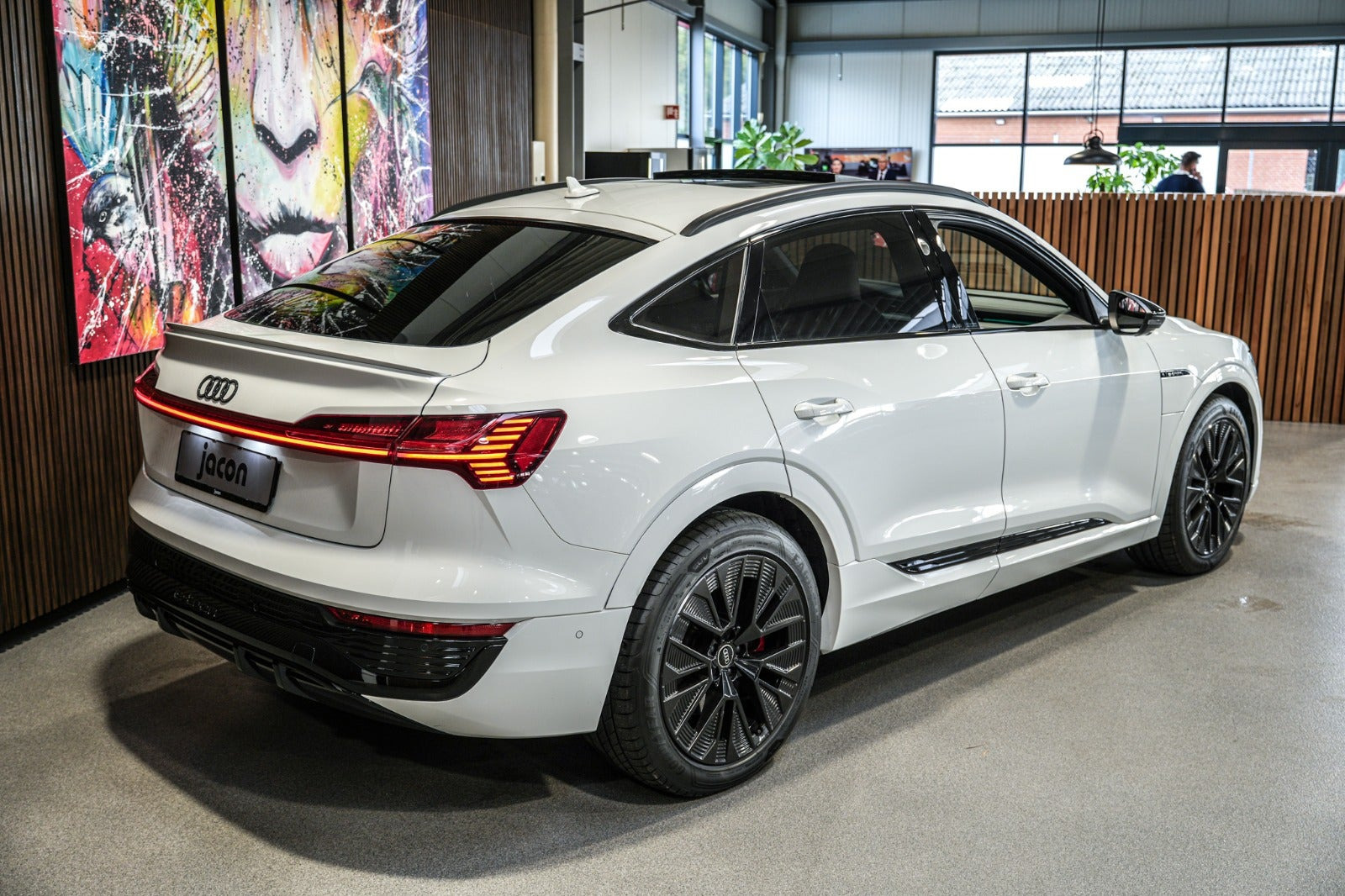 Hvid Audi Q8 e-tron fra 2023