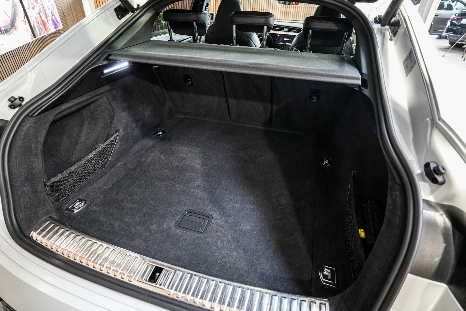 Hvid Audi Q8 e-tron fra 2023