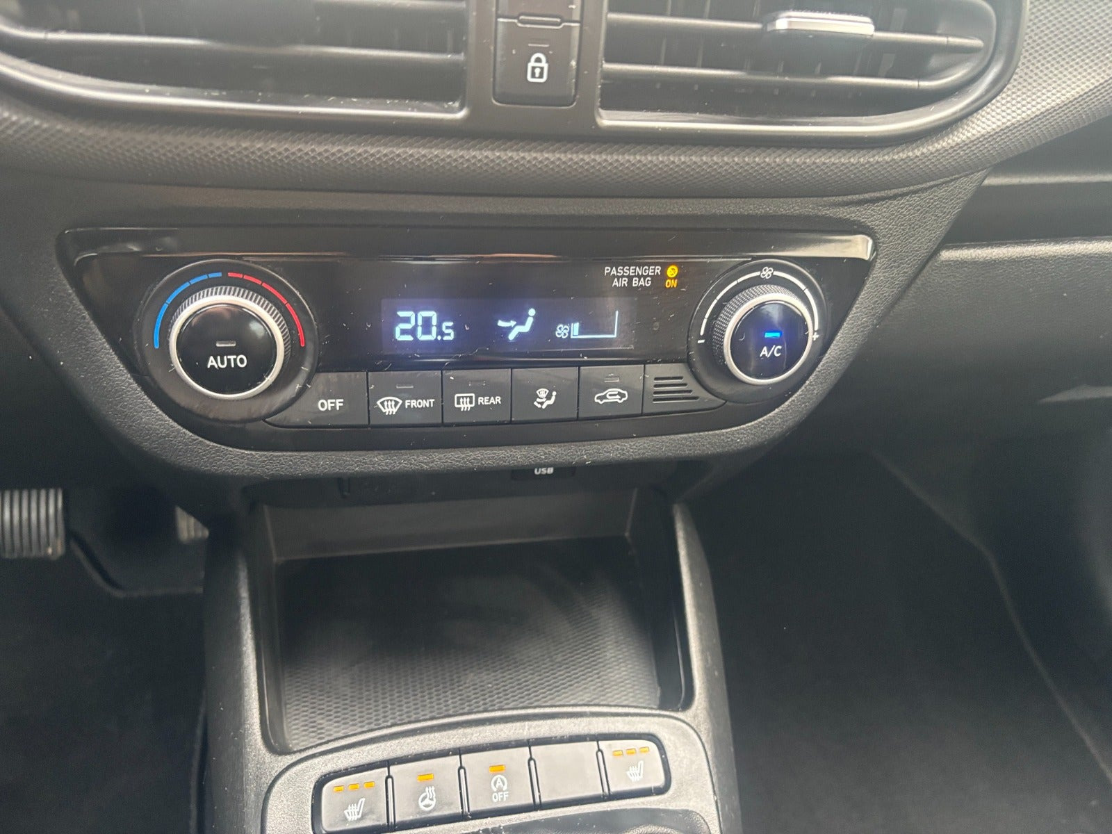 Hvid Hyundai i10 fra 2022