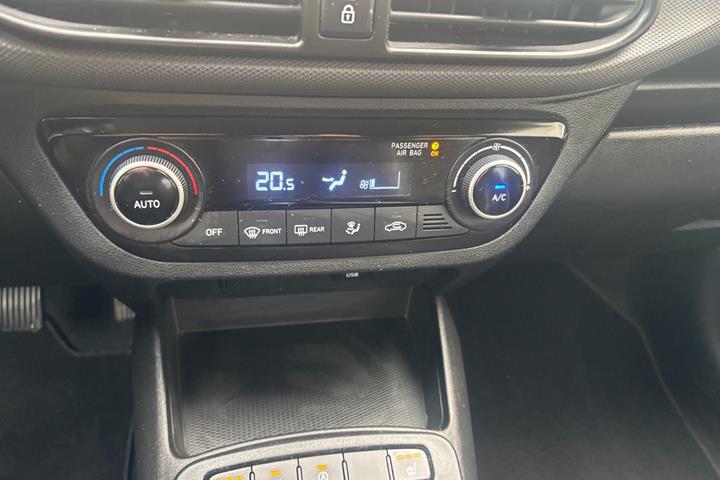 Hvid Hyundai i10 fra 2022