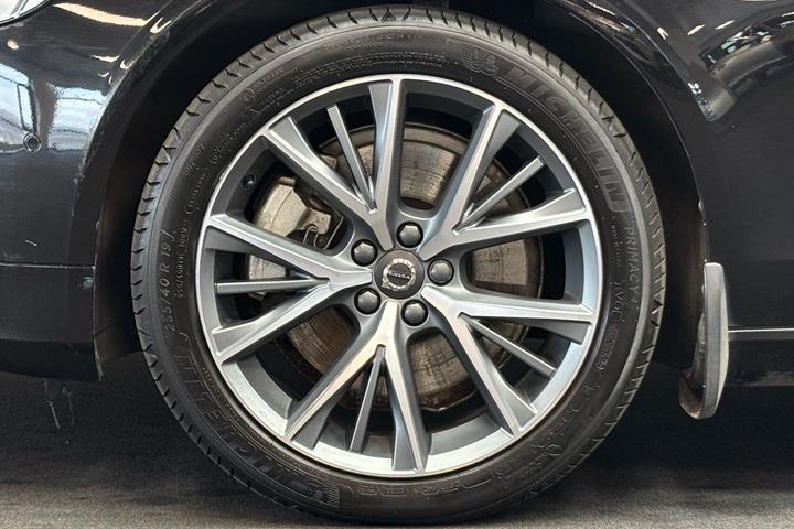 Sort Volvo V90 fra 2023