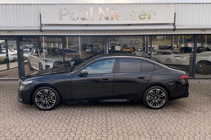 Sort BMW i5 fra 2025