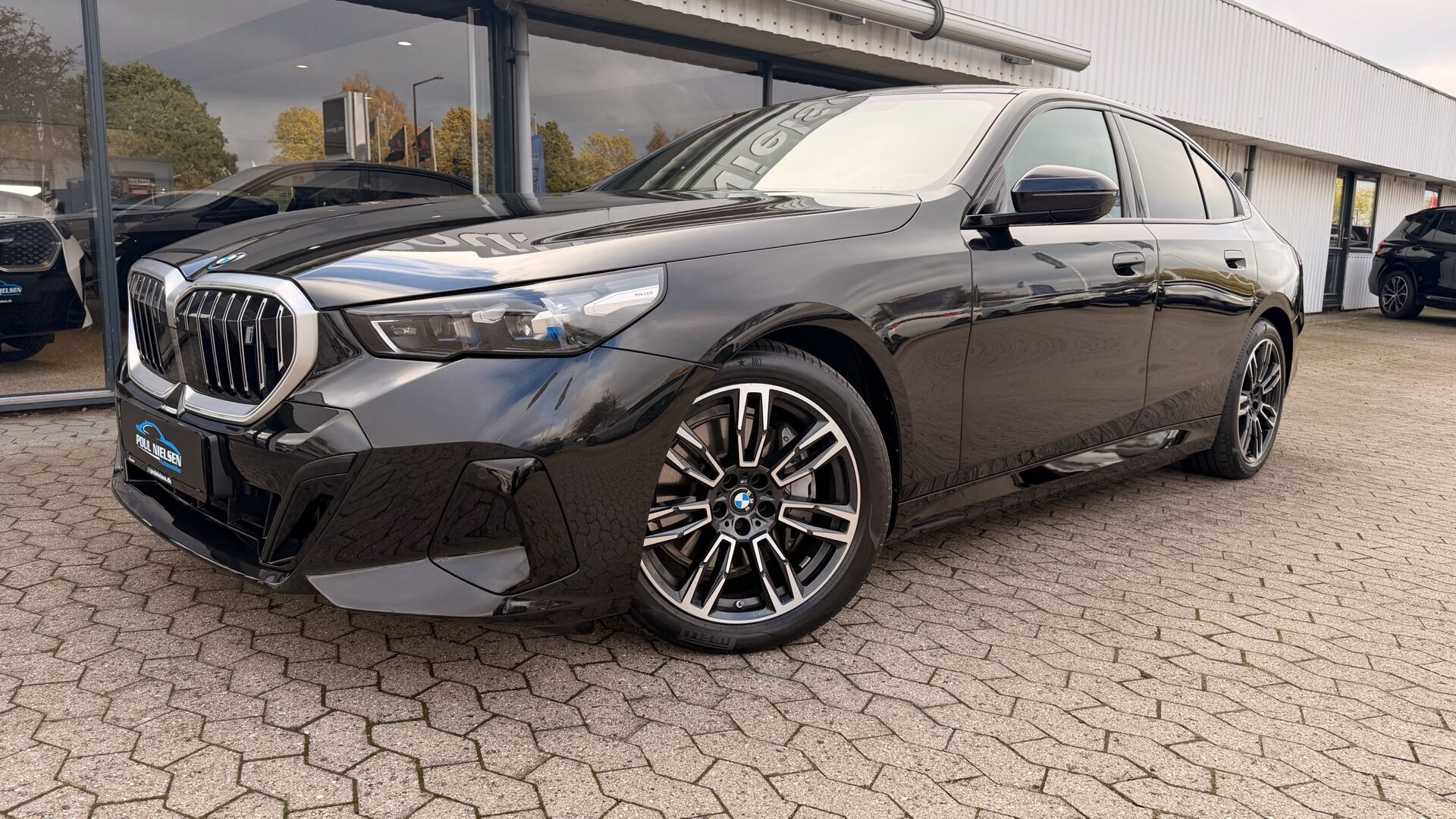 Sort BMW i5 fra 2025