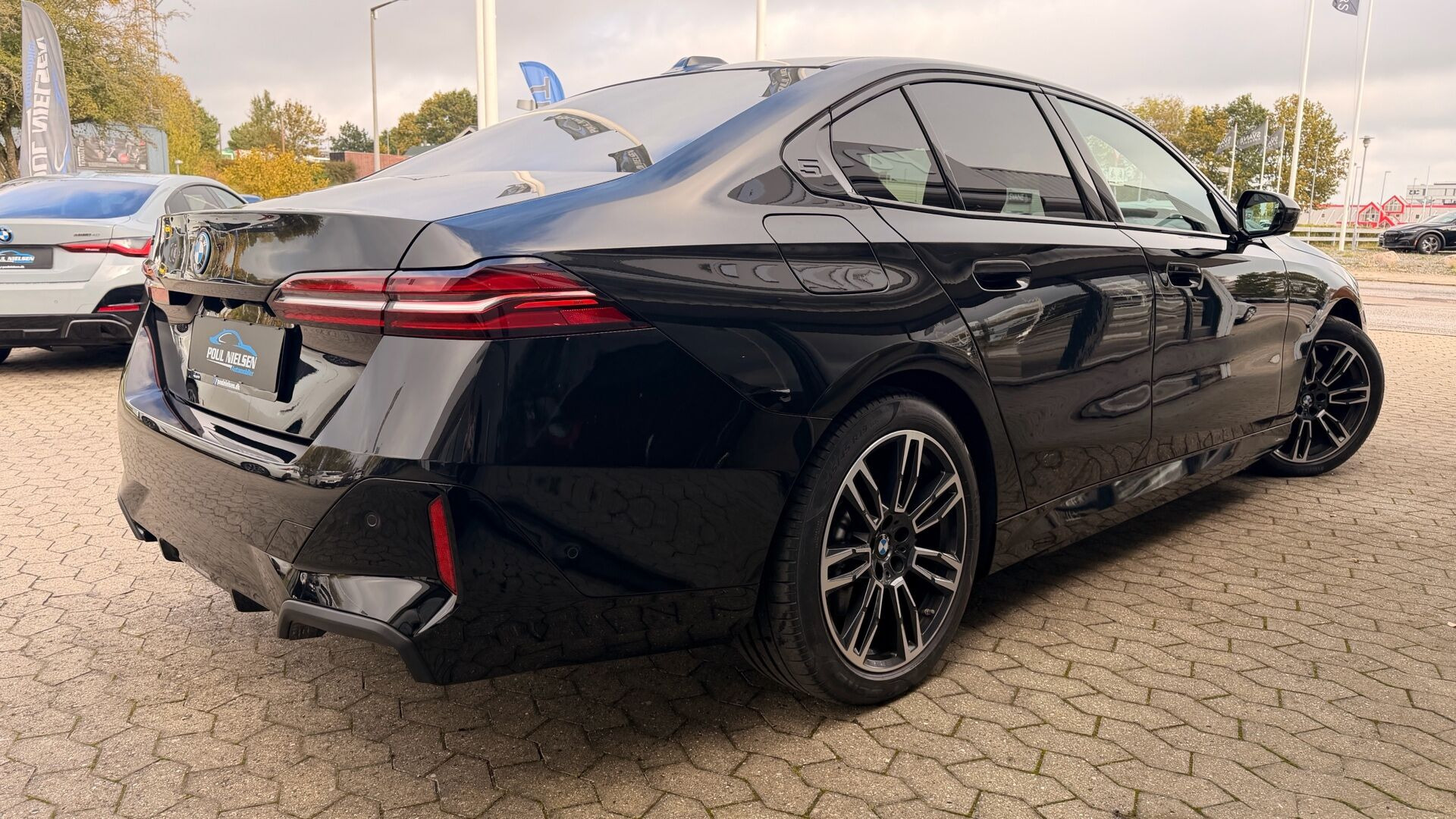 Sort BMW i5 fra 2025