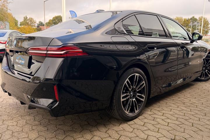 Sort BMW i5 fra 2025