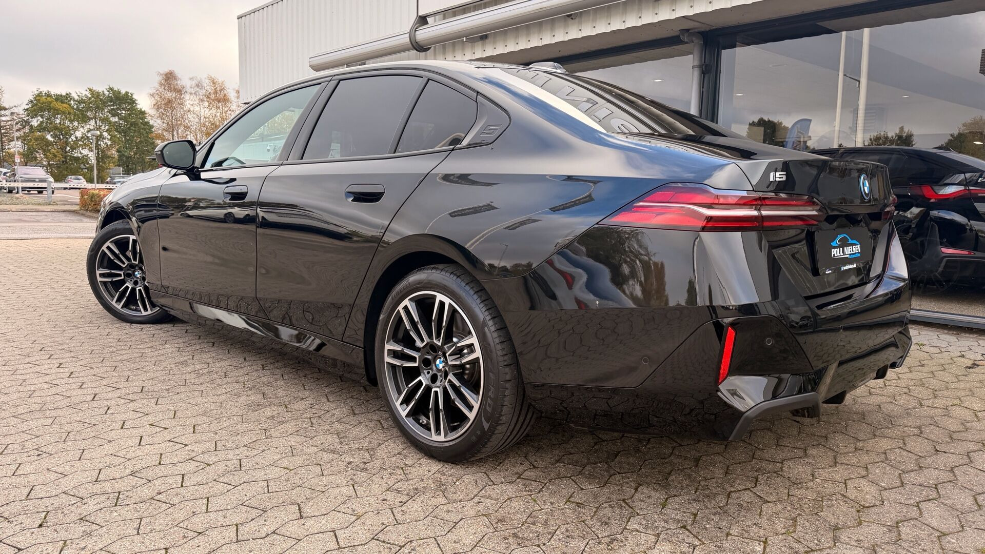 Sort BMW i5 fra 2025