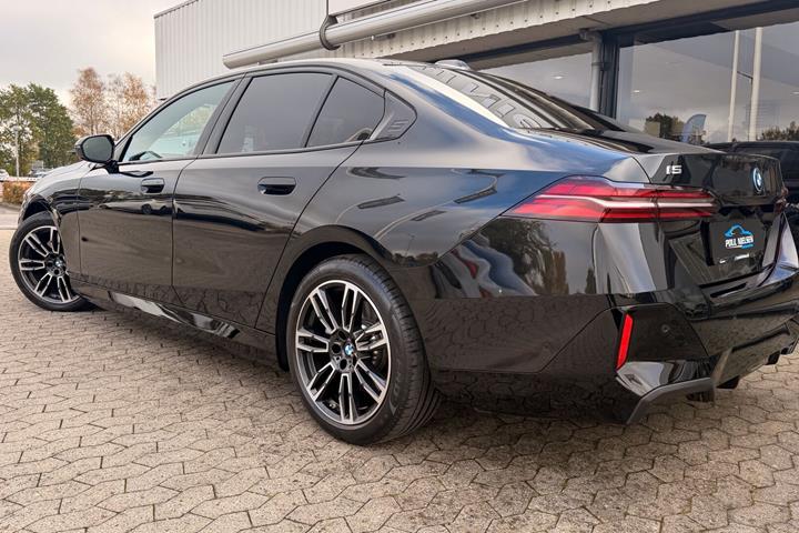 Sort BMW i5 fra 2025
