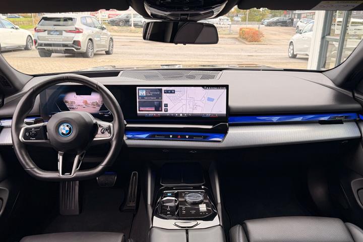 Sort BMW i5 fra 2025