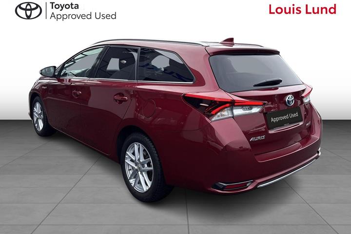 Rød Toyota Auris fra 2018