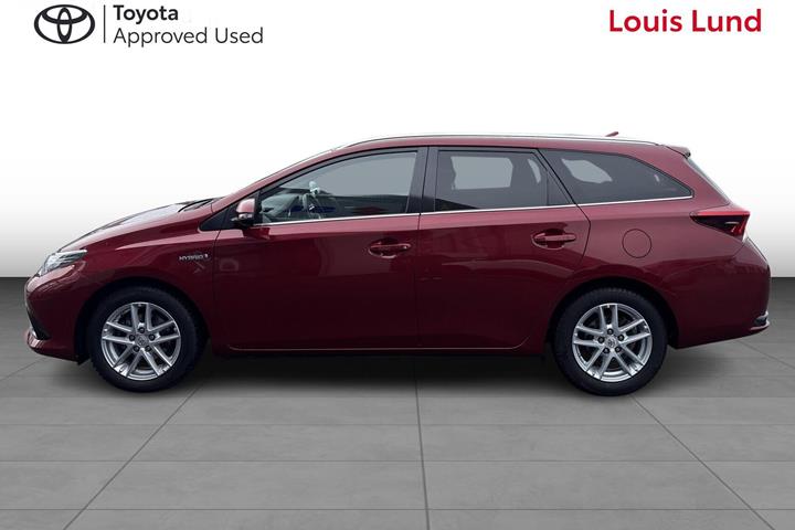 Rød Toyota Auris fra 2018