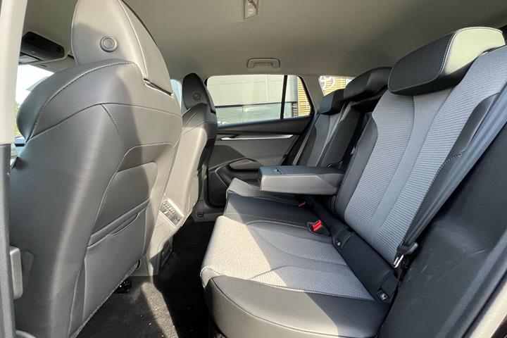 Sort Skoda Enyaq fra 2026