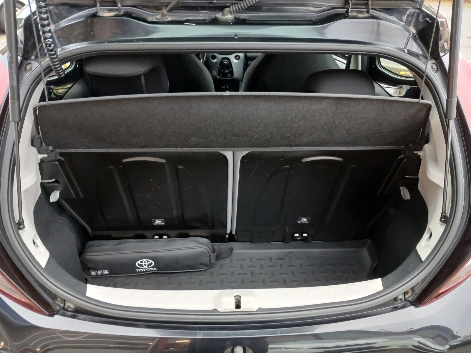 Sort Toyota Aygo fra 2019