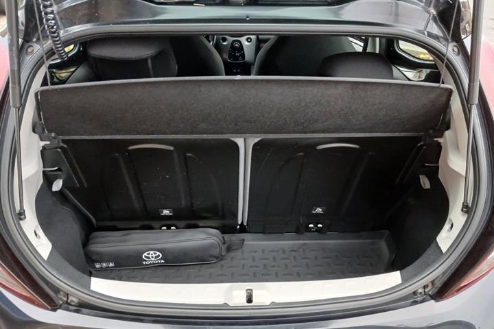 Sort Toyota Aygo fra 2019