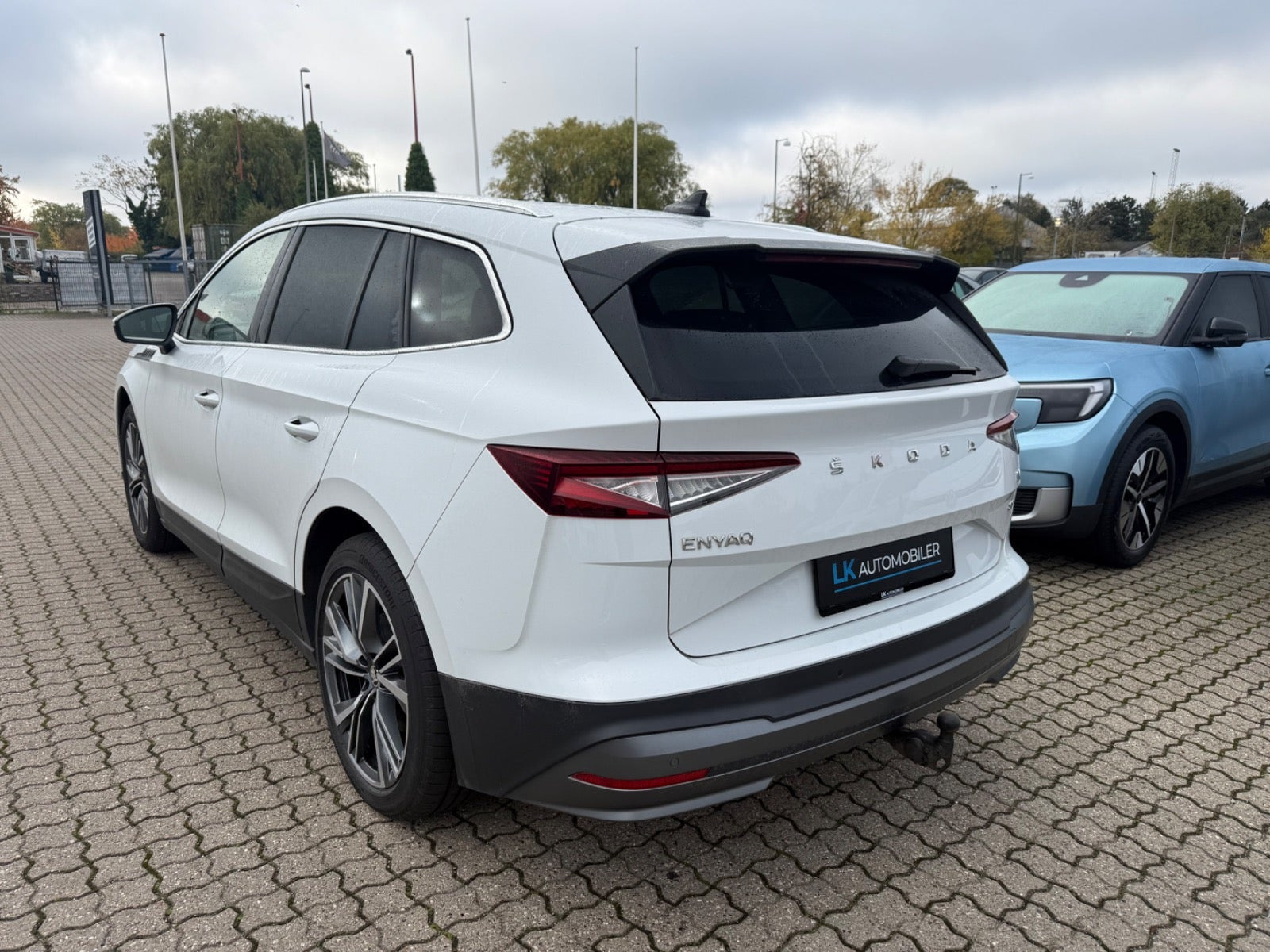 Hvid Skoda Enyaq fra 2023