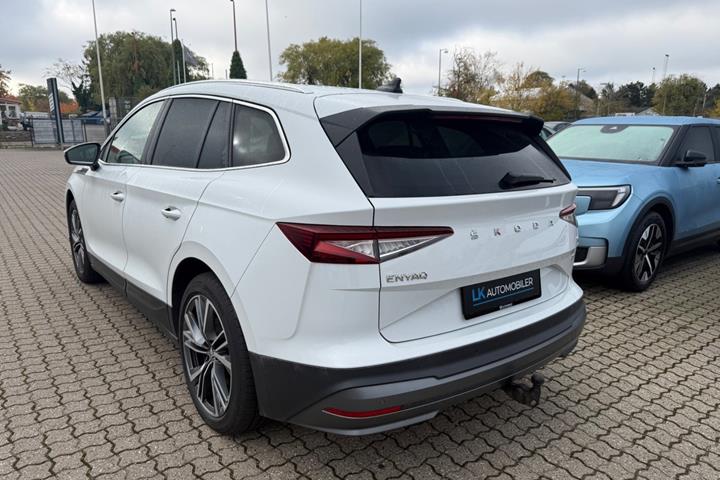 Hvid Skoda Enyaq fra 2023