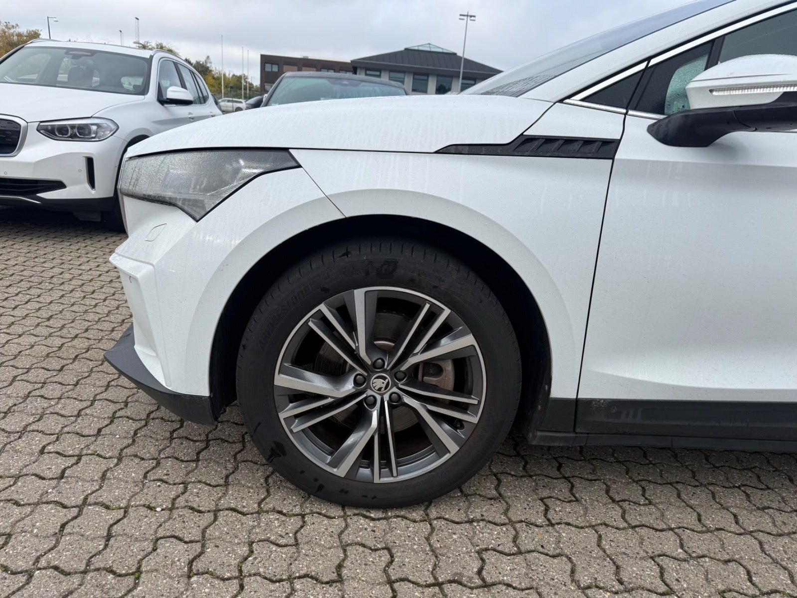Hvid Skoda Enyaq fra 2023