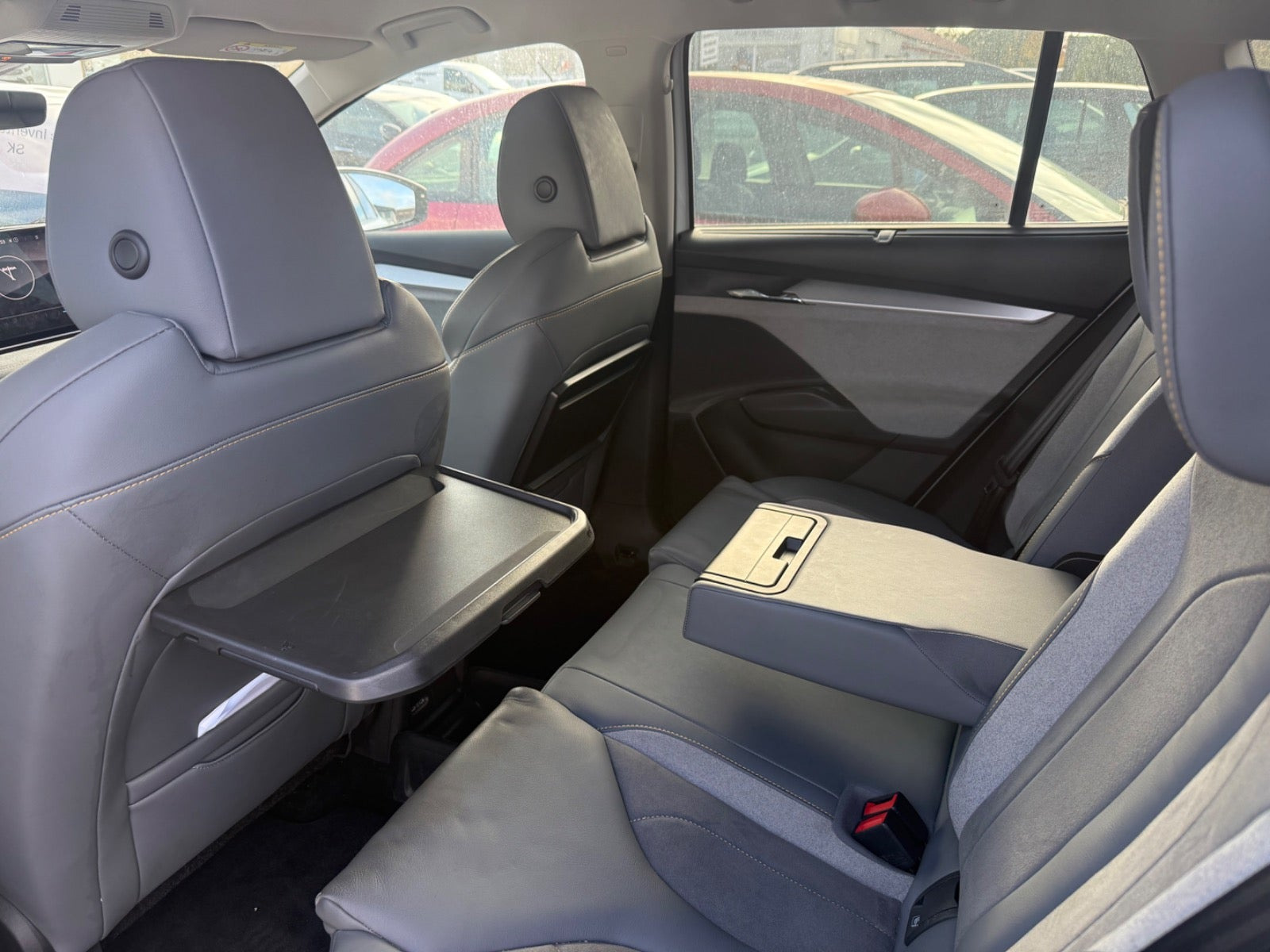 Hvid Skoda Enyaq fra 2023