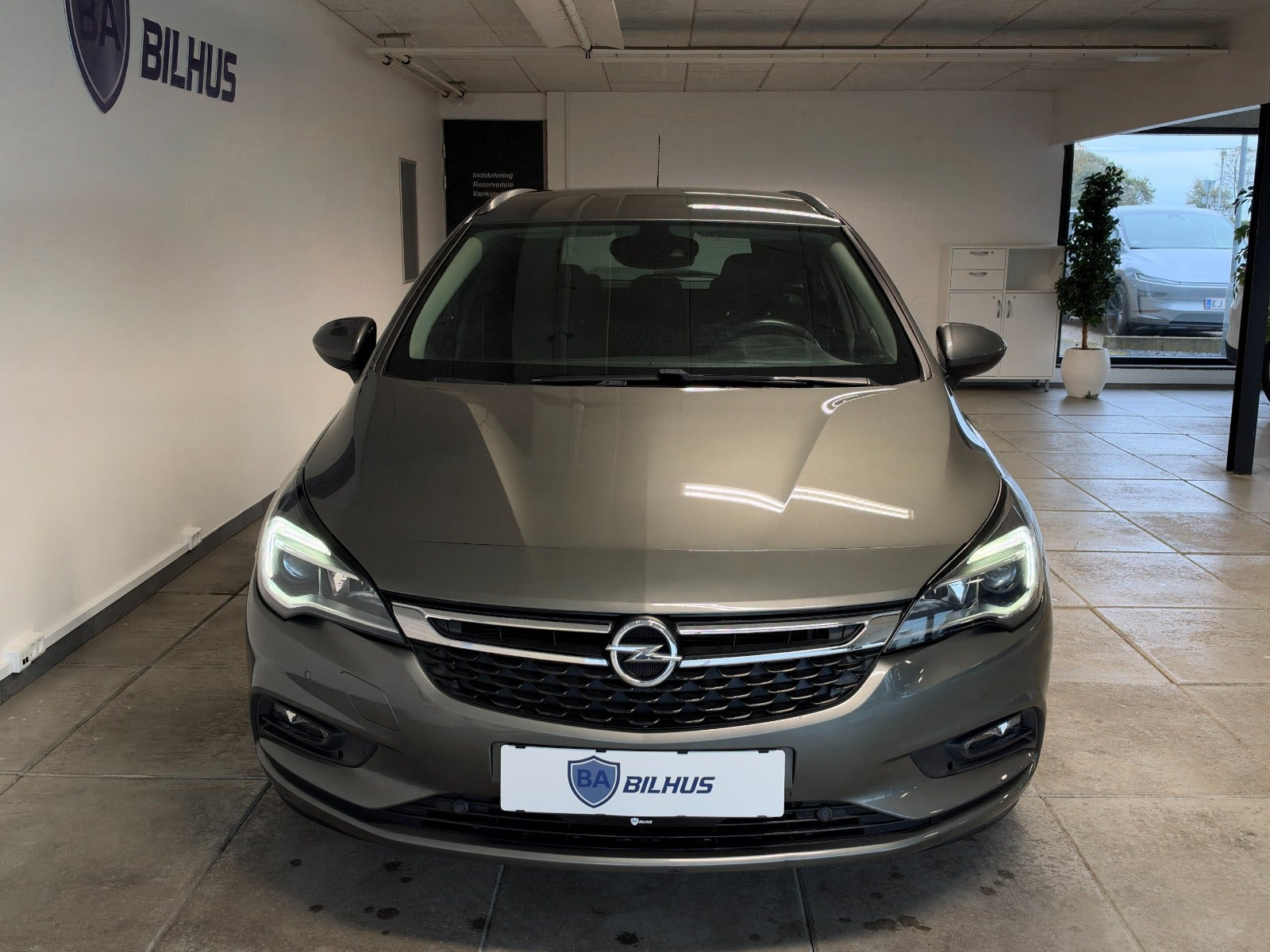 Grå Opel Astra fra 2019