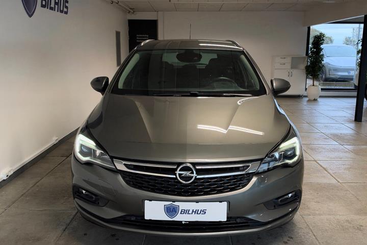 Grå Opel Astra fra 2019