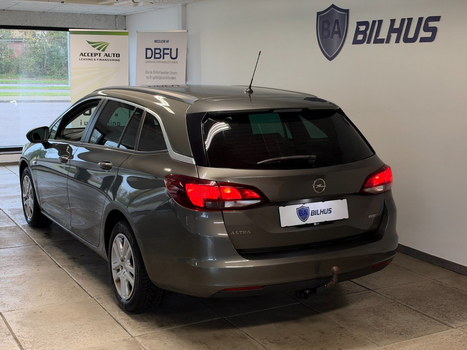 Grå Opel Astra fra 2019