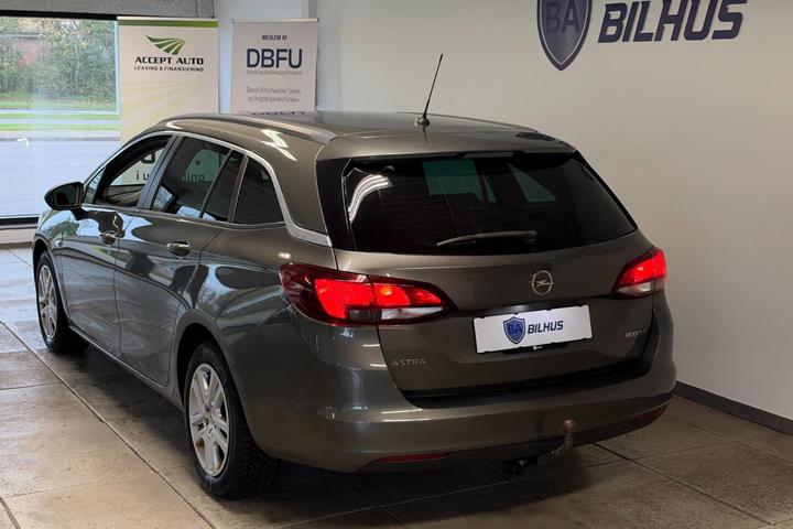 Grå Opel Astra fra 2019